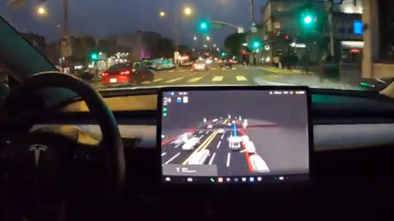 Δείτε στην πράξη ένα αυτοκινούμενο Tesla να αποφεύγει πεζό κάνοντας μανούβρα