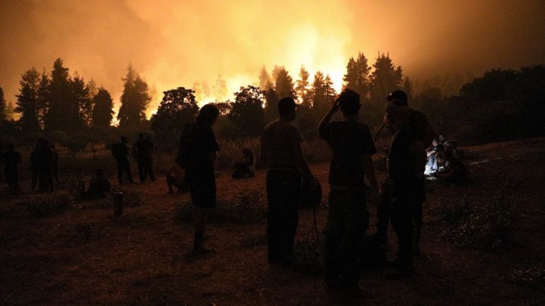 Δασικές πυρκαγιές μαίνονται στο βόρειο Μαρόκο – 500 οικογένειες απομακρύνθηκαν από τα σπίτια τους