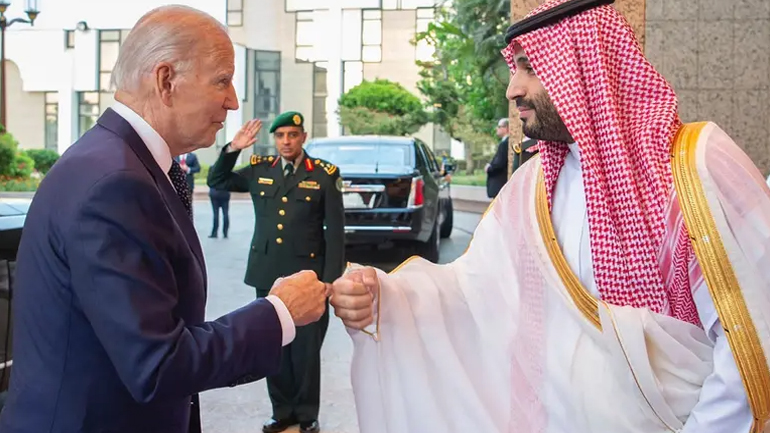 Χειραψία με γροθιά αντάλλαξαν ο πρόεδρος Μπάιντεν με τον πρίγκιπα διάδοχο Μοχάμεντ μπιν Σαλμάν