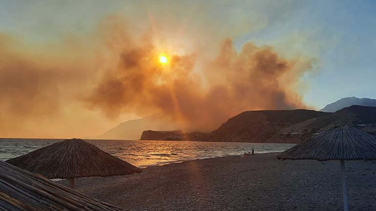 Ρέθυμνο: Καλύτερη η εικόνα της πυρκαγιάς στον δήμο Αγίου Βασιλείου – Συνεχείς αναζωπυρώσεις αντιμετωπίζουν οι πυροσβέστες