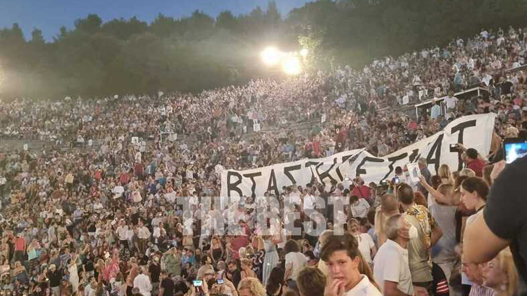 Επίδαυρος: Πανό κατά του Λιγνάδη στην παράσταση «Πέρσες»- «Bιαστής είναι»