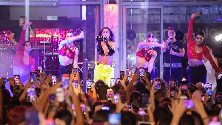 Ελένη Φουρέιρα: H sexy εμφάνιση για τα 10 χρόνια Shamone