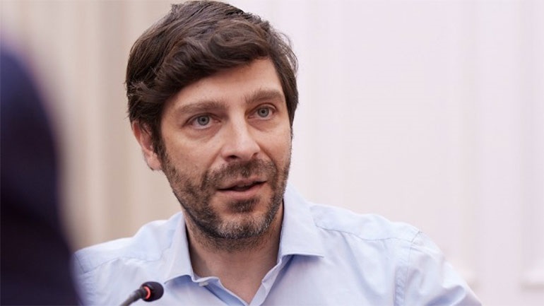 Ν. Γιατρομανωλάκης: Μήνυση κατά της εφημερίδας «Μακελειό» για το πρωτοσέλιδο που ταυτίζει την ομοφυλοφιλία με την παιδεραστία