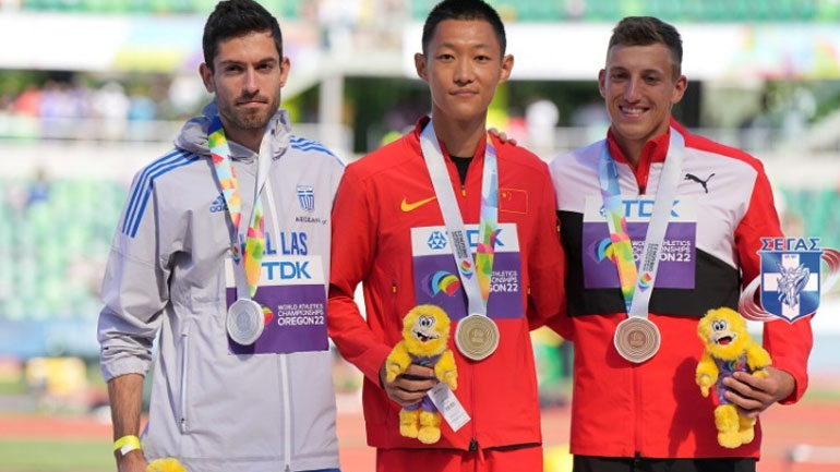 Η απονομή του ασημένιου μεταλλίου στον Μίλτο Τεντόγλου