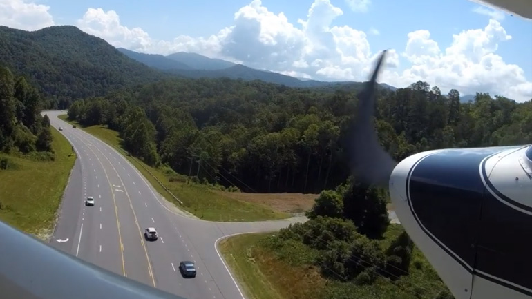 Αναγκαστική προσγείωση αεροσκάφους σε δρόμο