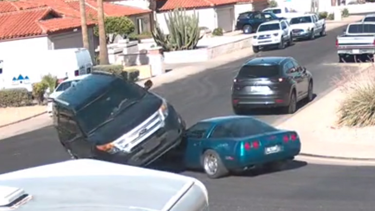 Δύο αυτοκίνητα σε μια διασταύρωση