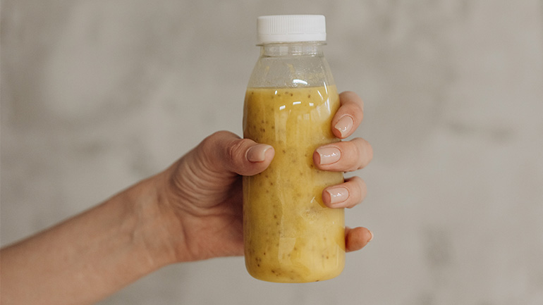 Πώς να φτιάξεις μόνος σου ένα energy drink με 2 υλικά