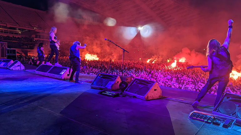 Iron Maiden: Τα καπνογόνα λίγο έλειψε να τινάξουν στον αέρα τη γιορτή του metal