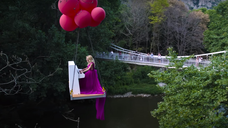 Πιανίστα παίζει πιάνο στον αέρα -viral βίντεο