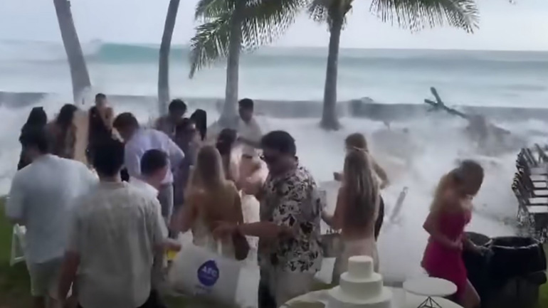 Τεράστιο κύμα διέκοψε γαμήλια δεξίωση στη Χαβάη
