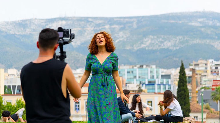 «Όλα θα ανθίσουν ξανά»: Ένα νέο τραγούδι από τη Μαρία Καλούδη