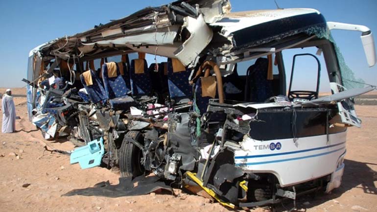 Τουλάχιστον 25 άνθρωποι σκοτώθηκαν σε σύγκρουση λεωφορείου με φορτηγό στην Αίγυπτο