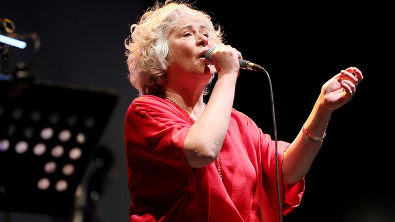 Μελίνα Κανά: Θετική στον κορωνοϊό η τραγουδίστρια – Δεν εμφανίστηκε στη συναυλία στο Κατράκειο