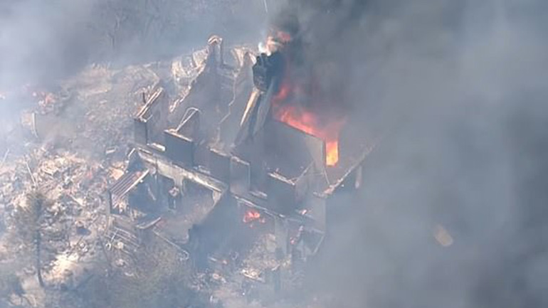 Μεγάλη φωτιά μαίνεται σε χωριό στο ανατολικό Λονδίνο