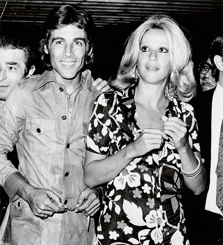 Ο Τόλης Βοσκόπουλος με τη Ζωή Λάσκαρη. Γνωρίστηκαν κι ερωτεύτηκαν με πάθος στα γυρίσματα του «Μαριχουάνα Στοπ», το 1971.