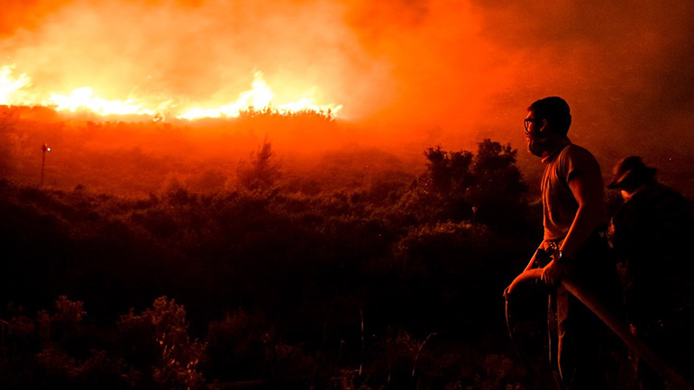 Πυρκαγιά στην Πεντέλη: Απομακρύνθηκαν 600 πολίτες – Ριπές ανέμου έως 80 χιλιόμετρα