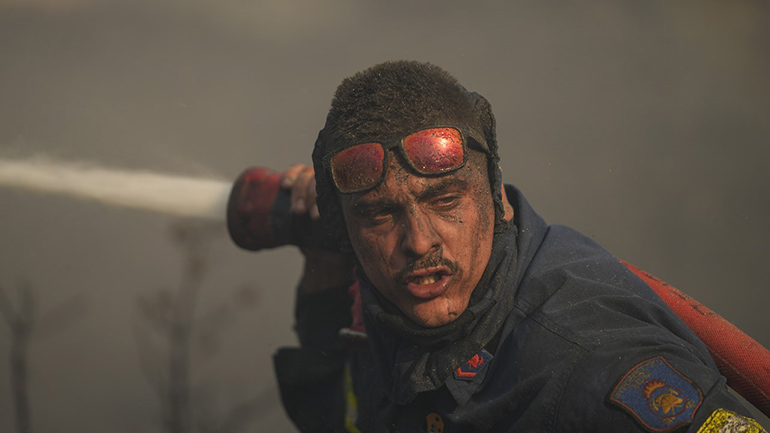 Πεντέλη: Τρεις εγκαυματίες από την πυρκαγιά διακομίστηκαν στο «Γεώργιος Γεννηματάς»