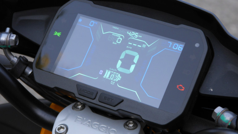 LCD οθόνη με όλες τις απαραίτητες πληροφορίες και χειρισμό από το τιμόνι.