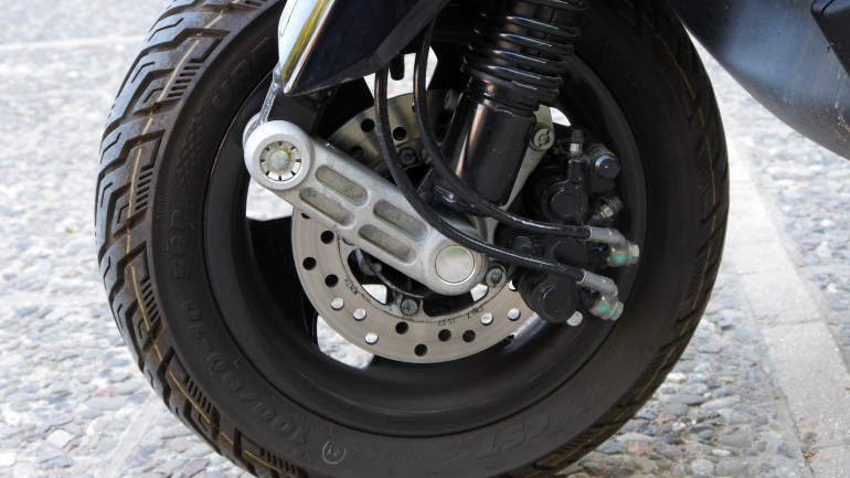 Χαρακτηριστική εμπρός ανάρτηση της Piaggio.