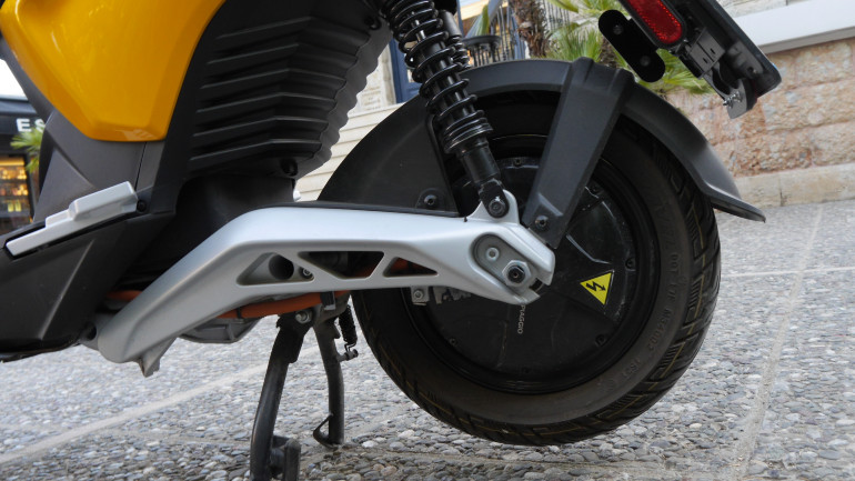 Όμορφο ψαλίδι και κινητήρας hub τοποθετημένος στο κέντρο του πίσω τροχού.