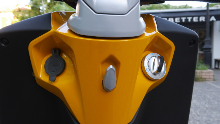 USB θύρα, γάντζος μεταφοράς τσαντών και κεντρικός διακόπτης Keyless.