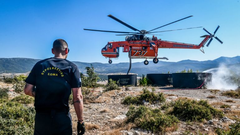 Μέγαρα: Αναγκαστική προσγείωση για ελικόπτερο Erickson που συμμετείχε στην κατάσβεση της φωτιάς