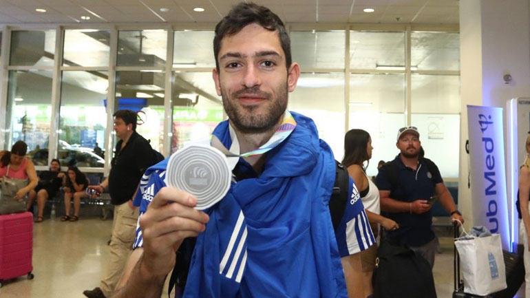 Ο Τεντόγλου επέστρεψε στην Αθήνα με το ασημένιο μετάλλιο στον λαιμό του!
