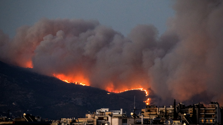 Κάηκαν σπίτια στην Παλαιά Πεντέλη – Εντολή εκκένωσης προς τα Βριλήσσια
