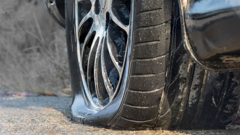 Ακτιβιστές ξεφουσκώνουν ελαστικά από SUV ως διαμαρτυρία για το περιβάλλον