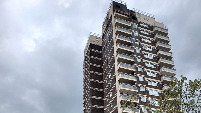 Βρετανία: Πυρκαγιά σε 17ωροφο ουρανοξύστη στο ανατολικό Λονδίνο Βρετανία: Πυρκαγιά σε 17ωροφο ουρανοξύστη στο ανατολικό Λονδίνο