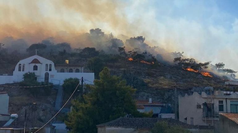 Πυρκαγιά κοντά σε σπίτια στη Σαλαμίνα – Μήνυμα του 112 για εκκένωση περιοχών