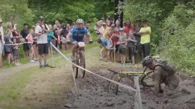 Ποδηλάτης βουνού θέλει να διασχίσει με μεγάλη ταχύτητα ένα σημείο με λάσπη