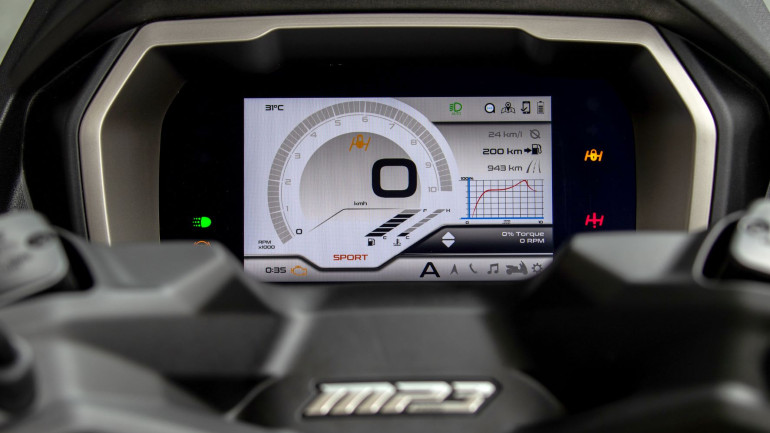 TFT οθόνη 7 ιντσών με σύστημα συνδεσιμότητας με Bluetooth.