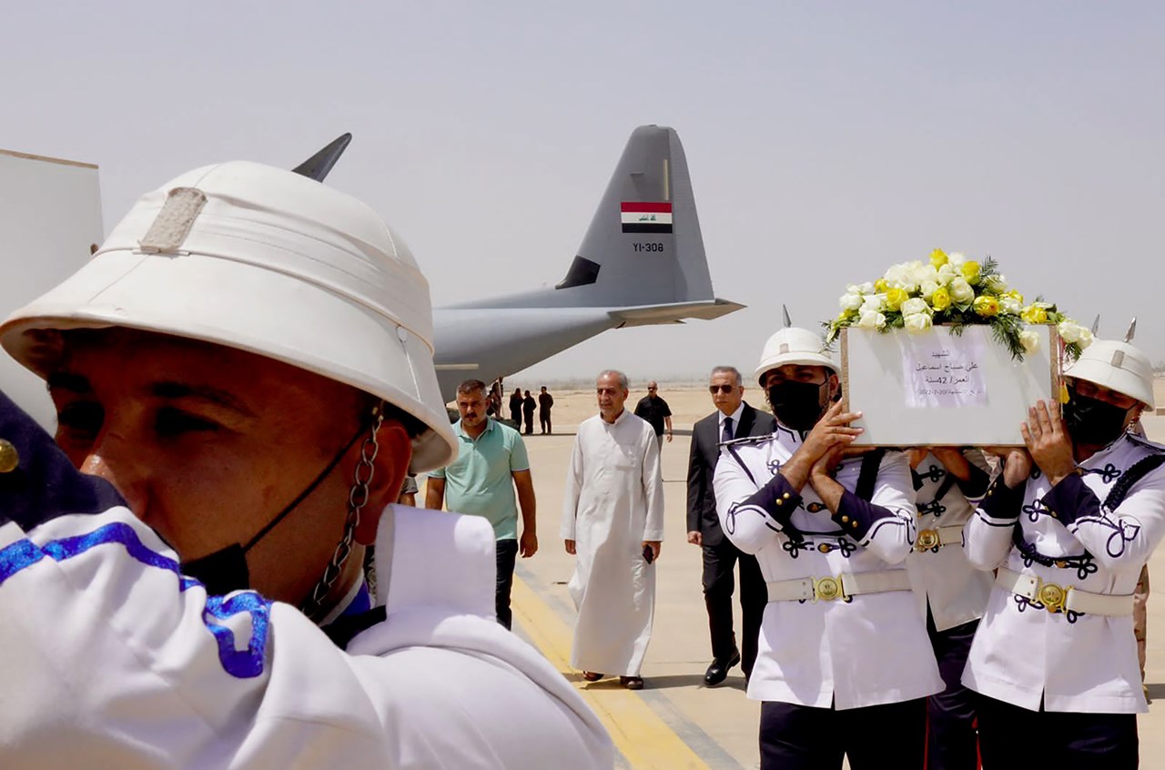 Συγγενείς των εννέα ανθρώπων που σκοτώθηκαν σε θανατηφόρες επιδρομές πυροβολικού εναντίον τουριστών στην κουρδική περιοχή του βόρειου Ιράκ, παρίστανται σε τελετή παραλαβής των σορών των θυμάτων κατά την άφιξή τους στο αεροδρόμιο της Βαγδάτης, στο Ιράκ, την Πέμπτη 21 Ιουλίου 2022.