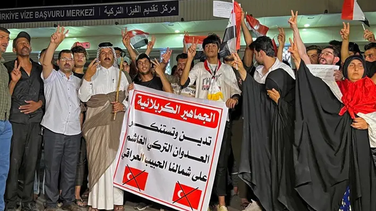 Διαδηλωτές συγκεντρώθηκαν μπροστά από την τουρκική πρεσβεία στη Βαγδάτη Διαδηλωτές συγκεντρώθηκαν μπροστά από την τουρκική πρεσβεία στη Βαγδάτη