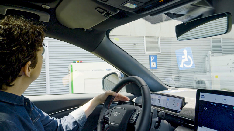 Ρομποτικό σταθμό φόρτισης για ΑμΕΑ δοκιμάζει η Ford