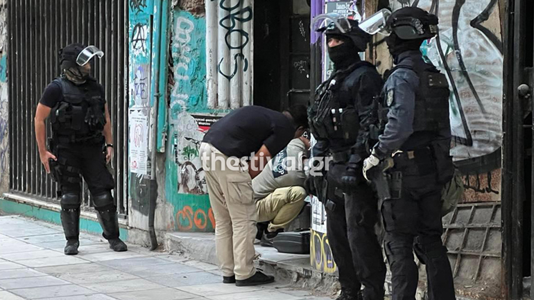 Θεσσαλονίκη: Αστυνομική επιχείρηση για την εκκένωση της κατάληψης «111» στην Εγνατία