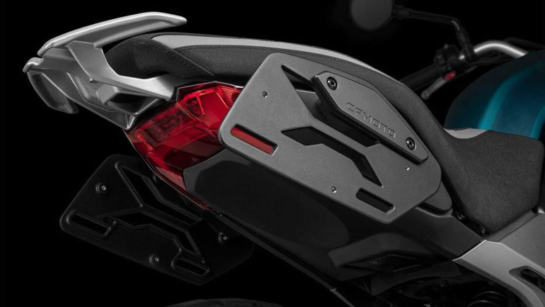 Πίσω σχάρα και βάσεις για βαλίτσες.