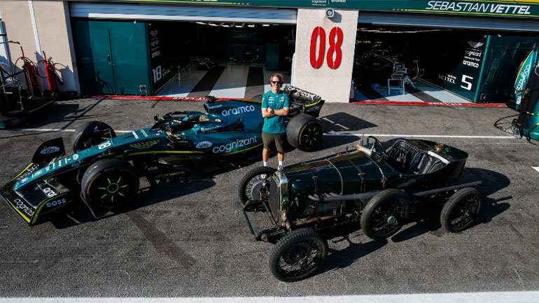 Ο Sebastian Vettel οδηγεί ένα αγωνιστικό της Aston Martin εκατό χρόνια μετά το ντεμπούτο του
