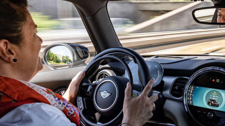 Ηλεκτρικό Mini Cooper ειδικά τροποποιημένο για ανθρώπους με κινητικά προβλήματα