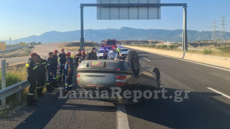 Όχημα τούμπαρε στην εθνική οδό έξω από τη Λαμία