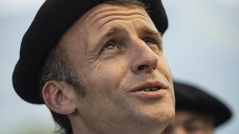 Γαλλία: Ο Μακρόν φόρεσε μπερέ και τραγούδησε παραδοσιακά τραγούδια με βοσκούς