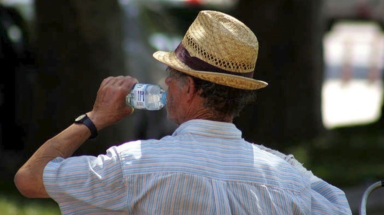 Καύσωνας: Πώς θα προστατευτείτε από τις υψηλές θερμοκρασίες