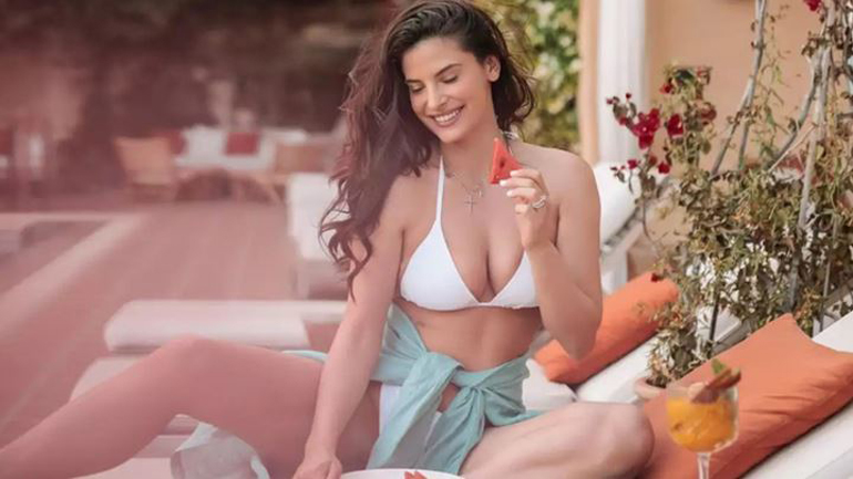 Χριστίνα Μπόμπα: Η φωτογραφία με μαγιό, χωρίς φίλτρα και ρετούς, ένα χρόνο μετά τη γέννα