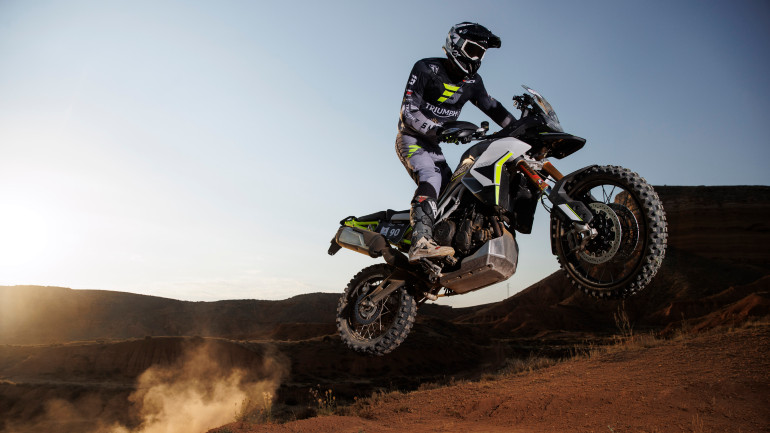 Θρύλος του enduro παίρνει μέρος σε σκληρό Rally με Triumph