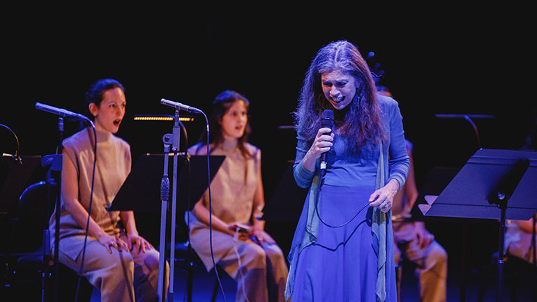 Η Σαβίνα Γιαννάτου και οι CHÓRES ταξιδεύουν στην Πάρο και στη Νάξο