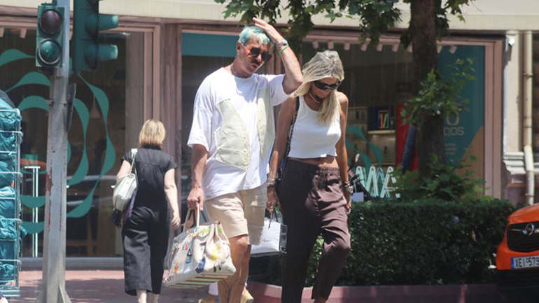 Λάκης Γαβαλάς: Βόλτα στο κέντρο της Αθήνας με νέο look