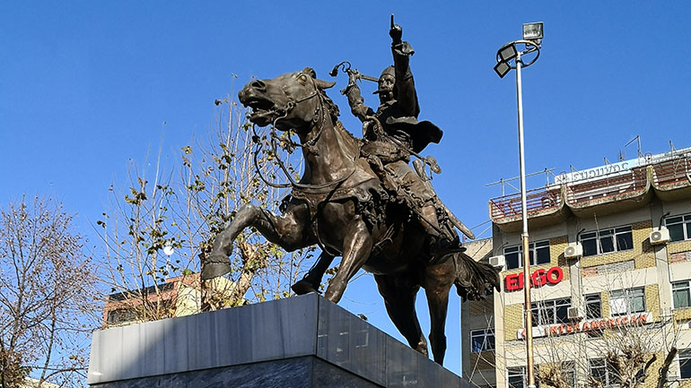 Ο έφιππος ανδριάντας του Γεωργίου Καραϊσκάκη δεσπόζει στην κεντρική πλατεία της Καρδίτσας