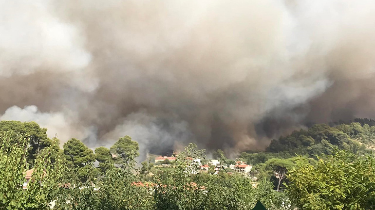 Ηλεία: Συνεχίζεται η φωτιά στην ευρύτερη περιοχή της Μακρίσιας – Ξεκίνησαν να επιχειρούν τα εναέρια μέσα