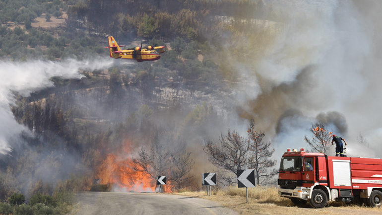 Μάχη με τις φλόγες σε πολλές περιοχές της χώρας